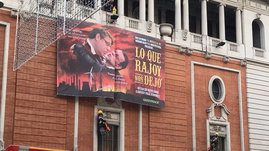 Greenpeace colapsa el centro de Madrid al colocar una pancarta en plena Gran Vía