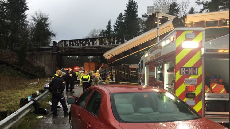 Descarrila un tren cerca de Seattle dejando al menos 3 muertos y 77 heridos