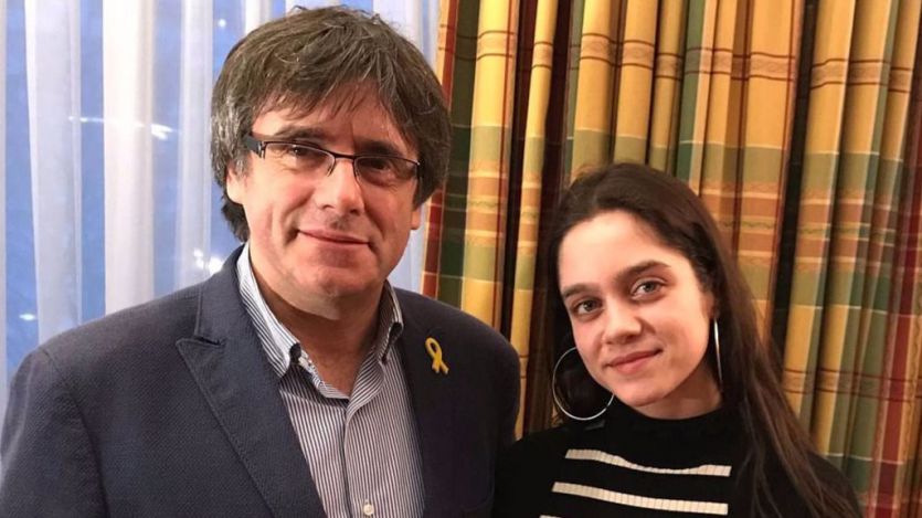 Vota Laura, la joven de 18 años que cede su derecho al huido Puigdemont
