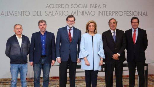 Gobierno, sindicatos y empresarios firman oficialmente la subida salarial del 4%