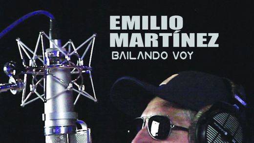 Emilio Martínez canta y 'baila' (bien) por amor a la música, que forma parte de su vida