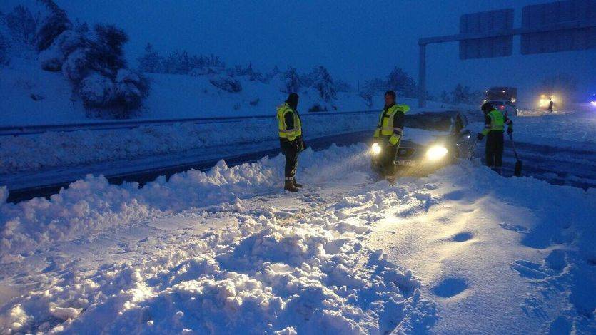 El Gobierno y la DGT despiertan la ira de la ciudadanía tras el caos por el temporal de nieve