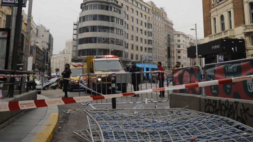 Un joven se lanza desde un octavo en el centro de Madrid pero se salva por el alumbrado navideño