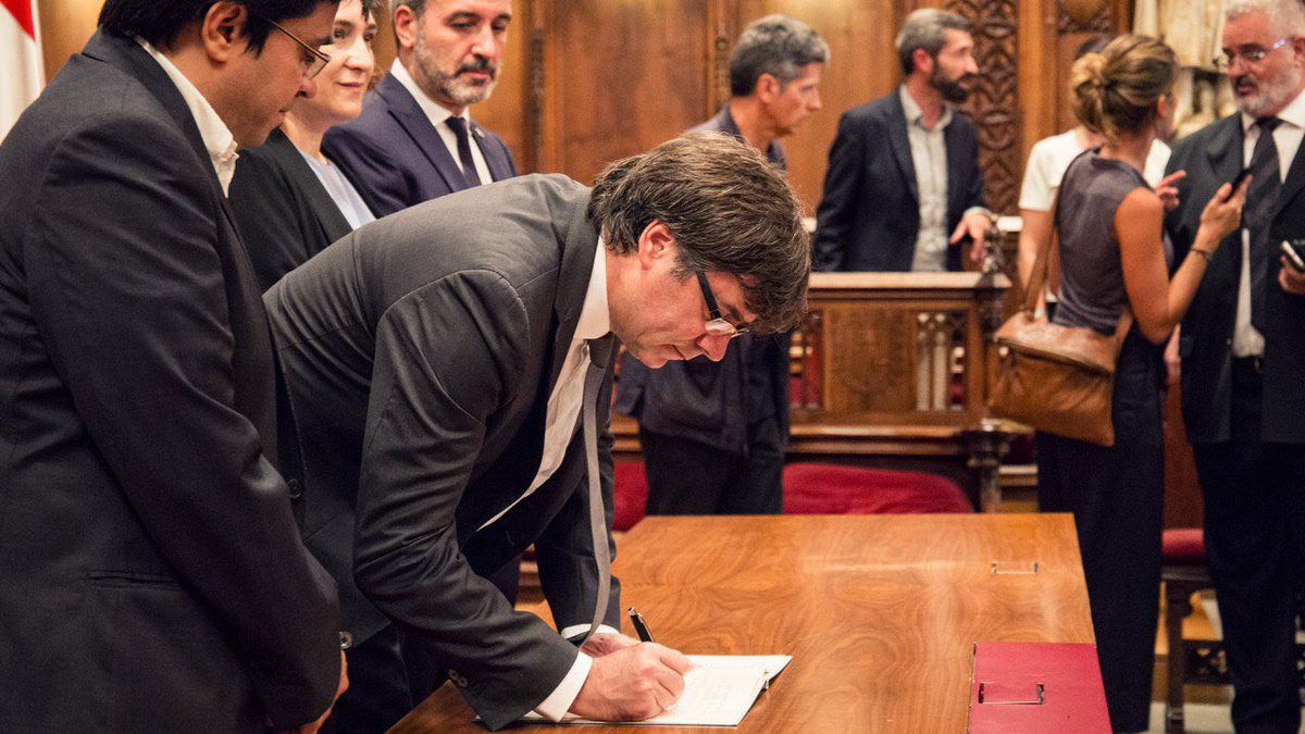 Puigdemont promete acatar la Constitución "por imperativo legal" y "actuar con plena fidelidad a la voluntad del pueblo"