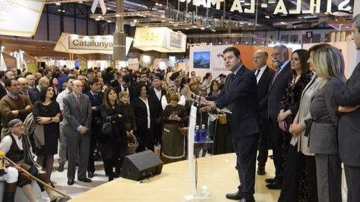 El presidente de Castilla-La Mancha en la inauguración del stand institucional en la 38ª edición de FITUR