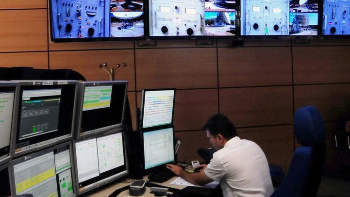 NASA Estación de Robledo Chabela, cientifico trabajando