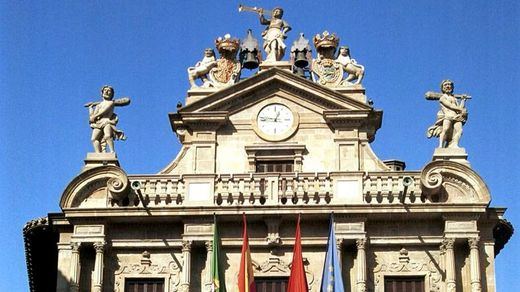 Un gesto histórico: Pamplona, regida por EH Bildu, coloca 2 placas para homenajear a víctimas de ETA