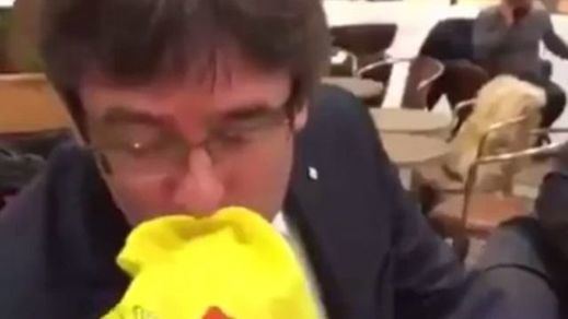 Vídeo viral de Puigdemont besando la bandera de España