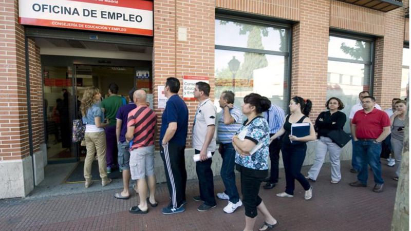 El paro bajó en 471.000 personas en 2017, pero la temporalidad roza el 27%