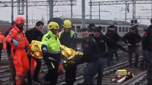 Al menos 3 muertos y más de 100 heridos al descarrilar un tren en Milán