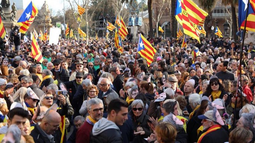 Cargas policiales en el Parlament durante la protesta por la suspensión de la investidura de Puigdemont