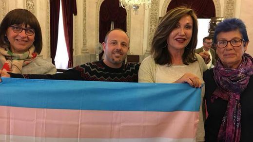 Unidos Podemos registrará en febrero la primera ley integral de transexualidad