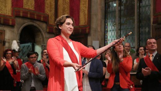 Colau reta a la oposición a formar un gobierno alternativo tras perder la cuestión de confianza