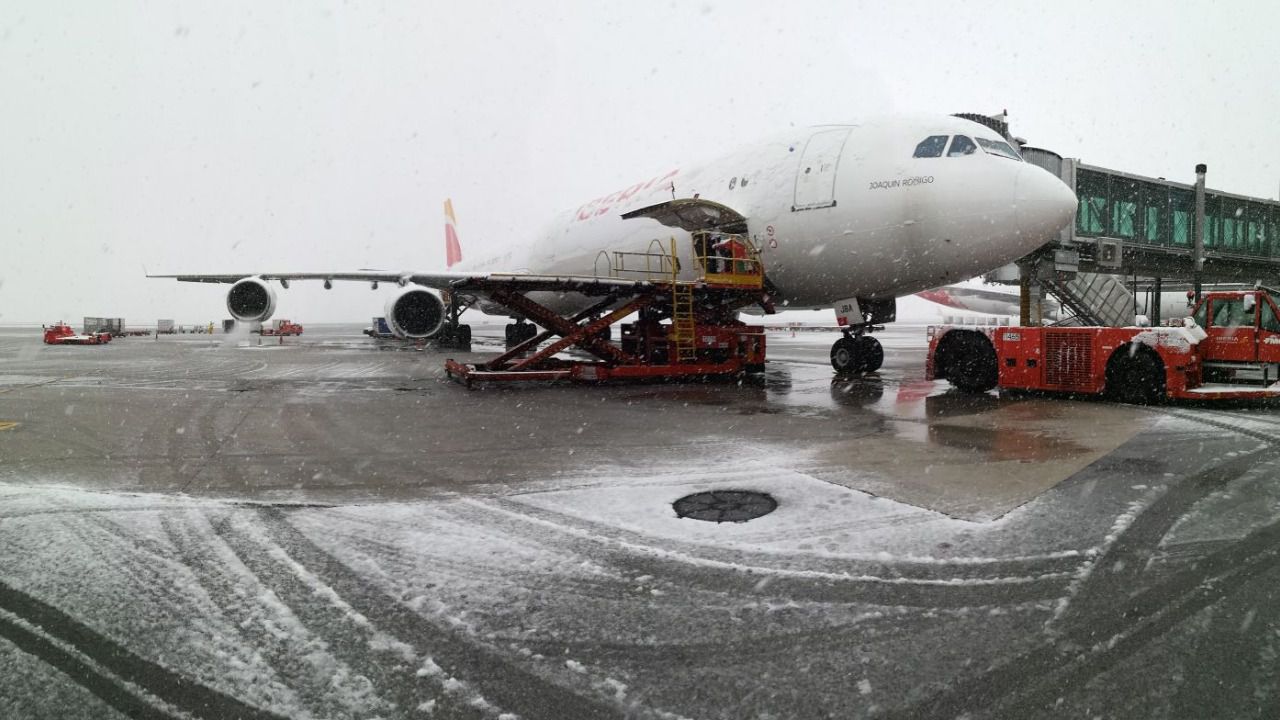 Las fotos más impactantes de la nevada en Madrid: hasta el aeropuerto cerró varias pistas