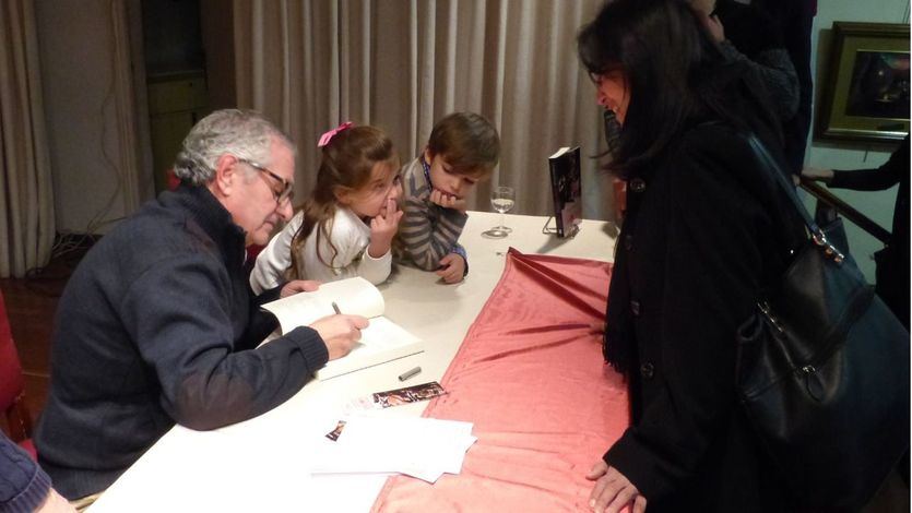 Patricio firma ejemplares de su novela, presentada en la Casa de Castilla-La Mancha, en presencia de sus nietos