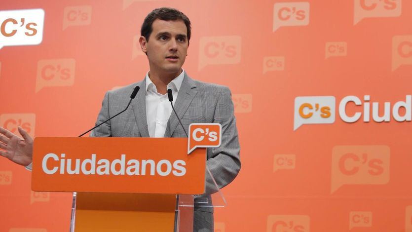 Rivera amenaza a Rajoy con dejar de ser la 'muleta' del Gobierno si no cumple el pacto de investidura