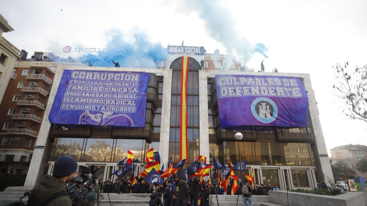 Los ultras de 'Hogar Social Madrid' se atrincheran en su sede y evitan el desalojo policial