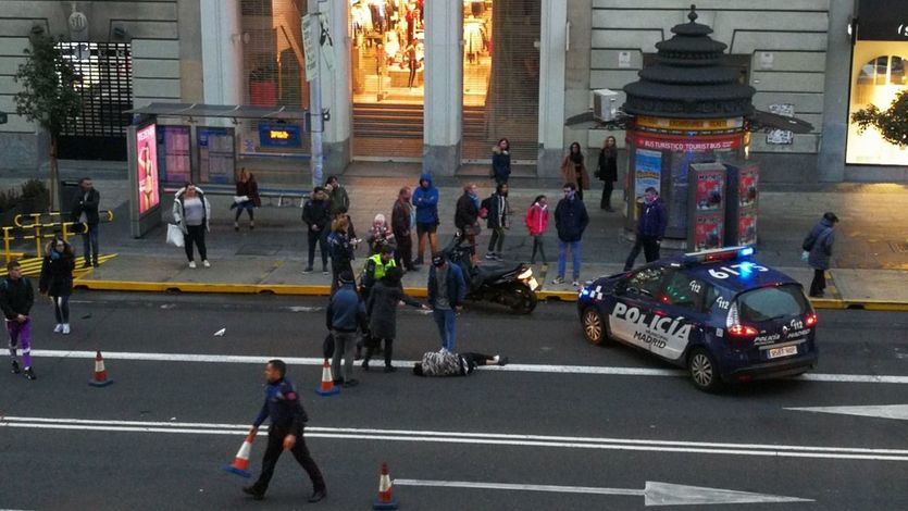 Atropello en plena Gran Vía: un herido tras ser arrollado por una moto