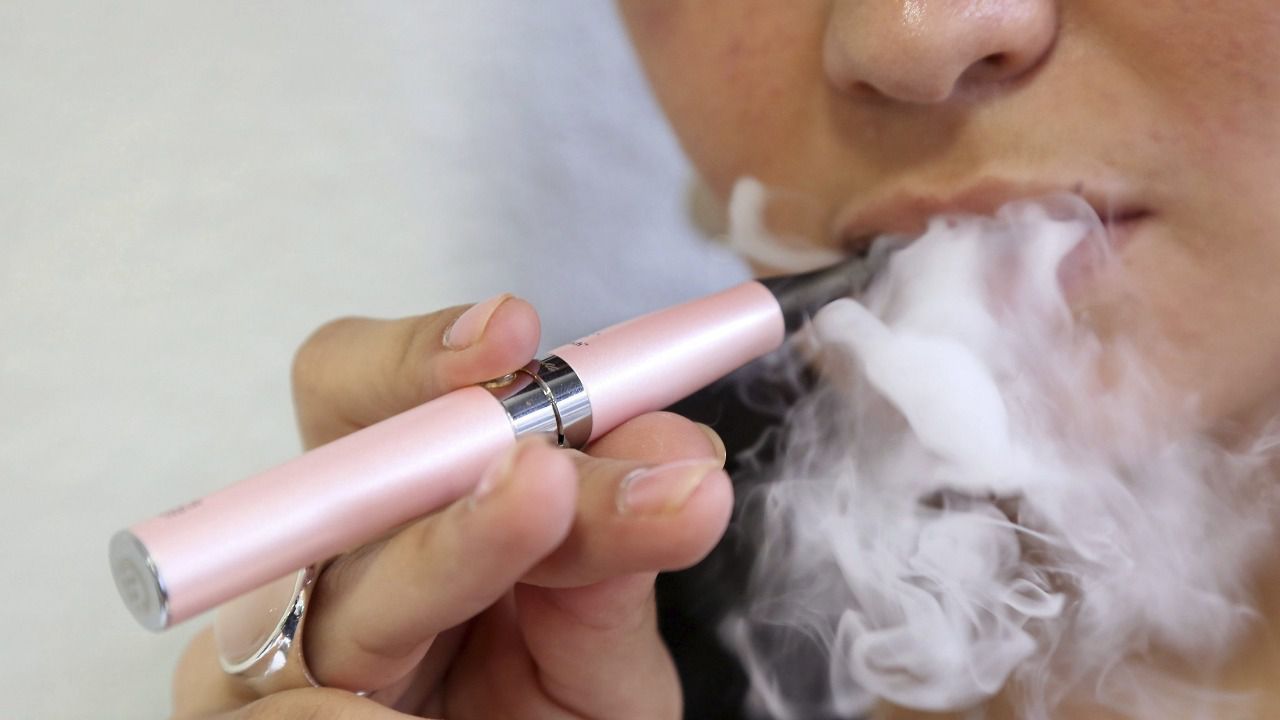 Sanidad encuentra sustancias cancerígenas en los cigarrillos electrónicos y alerta de su nivel de nicotina
