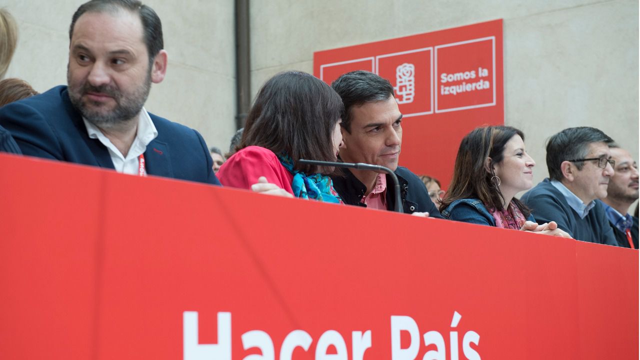 El PSOE sigue 'descosido': los barones críticos dejan plantado a Sánchez en el Comité Federal que blinda su poder