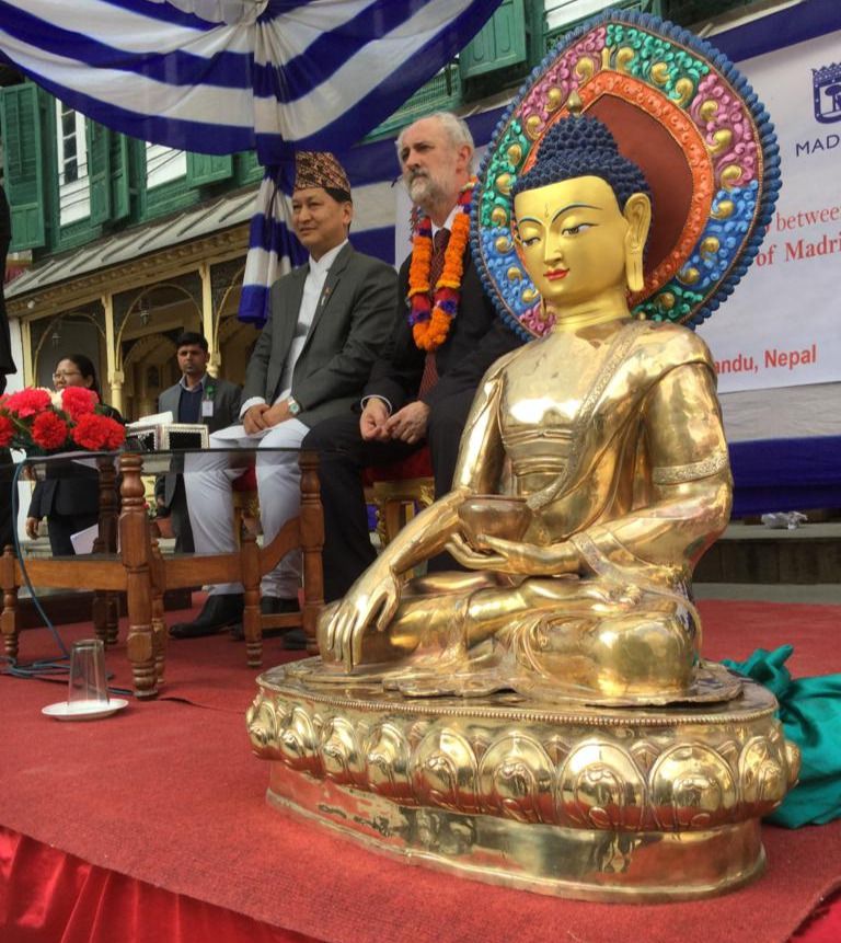 Bidya Sunder Shakya y Luis Cueto en Katmandhú