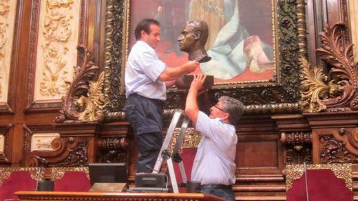 La juez obliga a Colau a colocar un retrato del Rey en un lugar de 