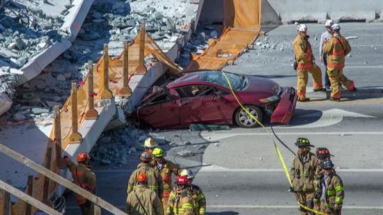 Al menos 4 muertos tras derrumbarse un puente peatonal en Miami