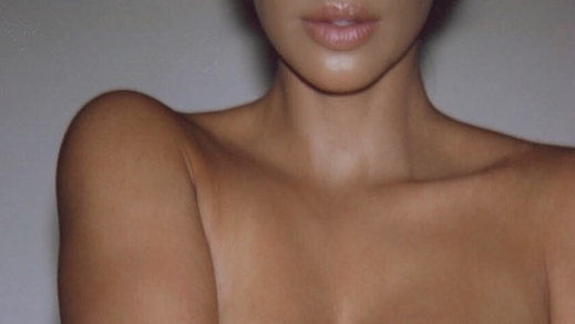 Kim Kardashian se desnuda para promocionar su propio perfume