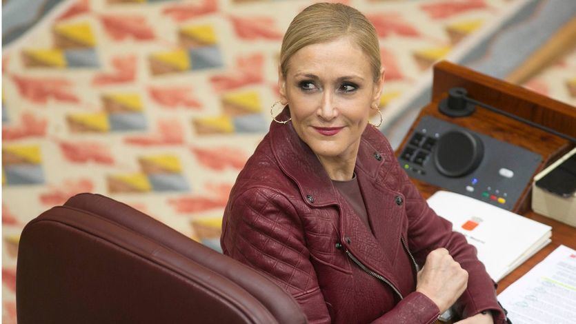 Las explicaciones de Cifuentes no convencen a la oposición, que sondea la moción de censura