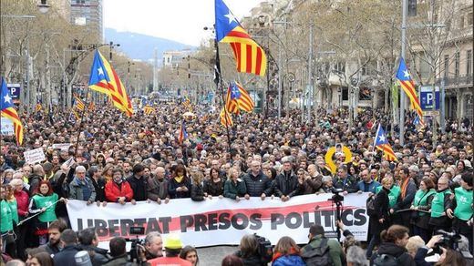 El independentismo toma Barcelona tras la detención de Puigdemont