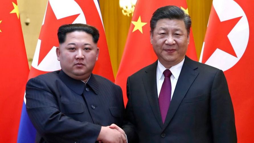 El líder norcoreano Kim Jong Un hace su primer viaje oficial fuera del país para visitar a la aliada China