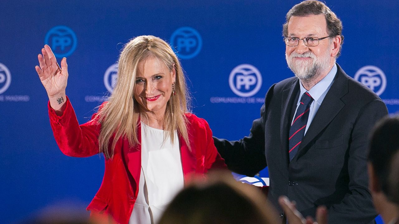 Rajoy apoya a Cifuentes pese a los nuevos datos sobre el máster: fechas que no cuadran y confesiones docentes