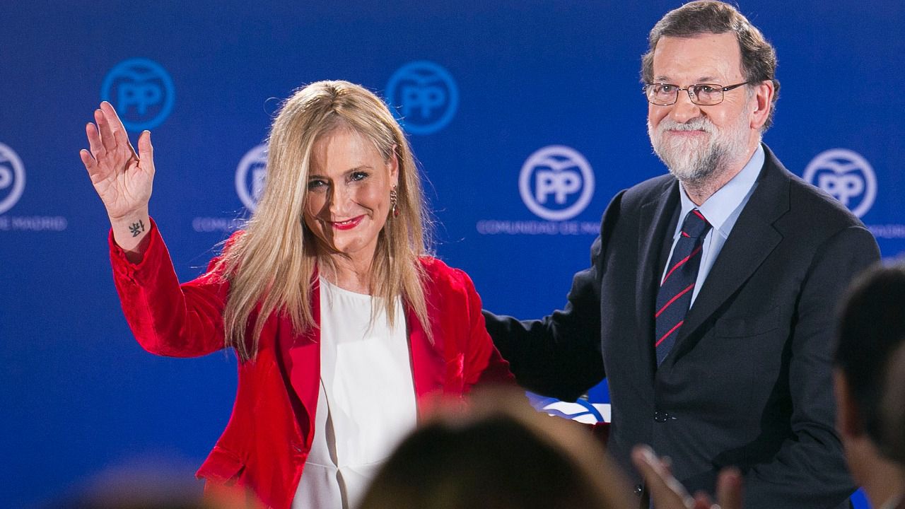 Rajoy apoya a Cifuentes pese a los nuevos datos sobre el máster: fechas que no cuadran y confesiones docentes