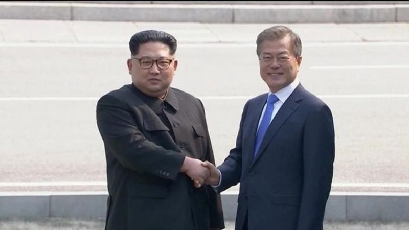 Otra foto del siglo: el apretón de manos entre las dos Coreas
