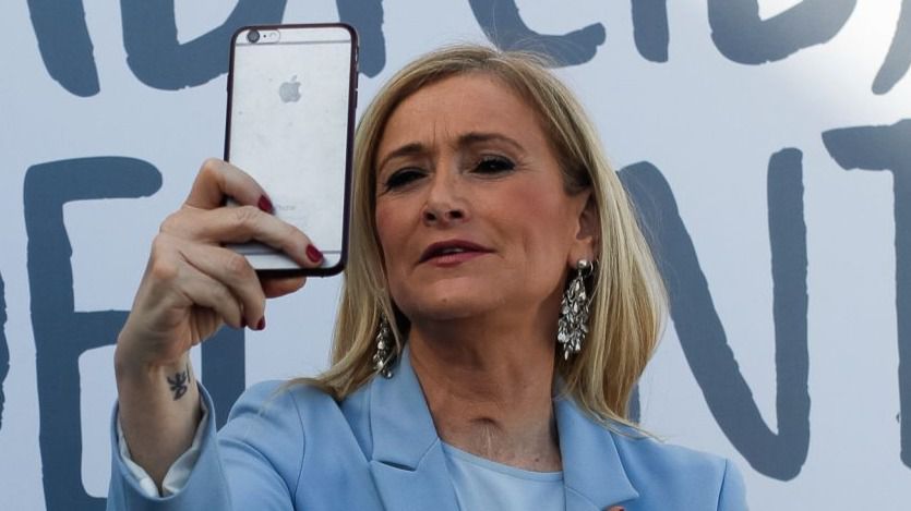 Cifuentes volverá a su trabajo en la universidad pese al escándalo del máster