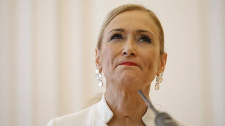 Cifuentes, imputada por falsificación de documento público y cochecho