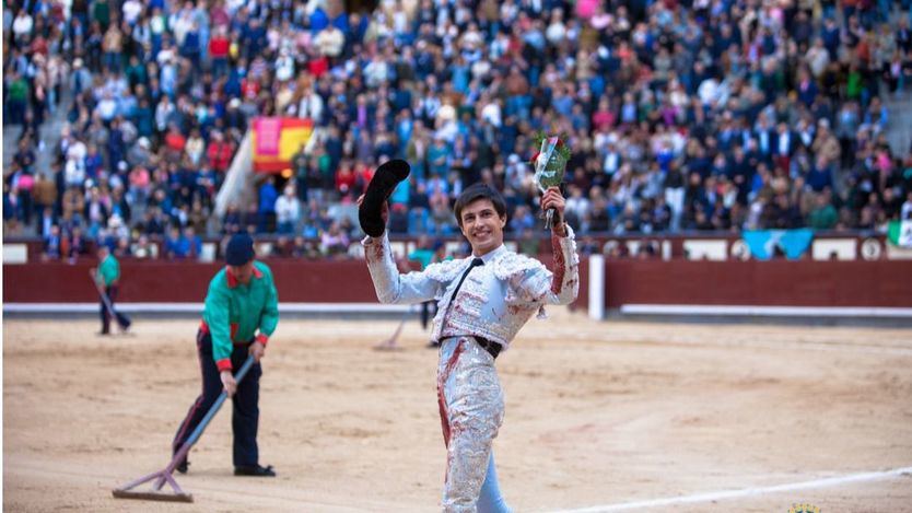 Espada pasea la oreja que cortó a su primer toro