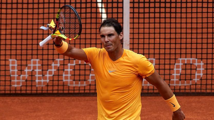 Hasta el cielo está con Rafa: Nadal remonta a Zverev en Roma tras el parón por la lluvia y es número 1