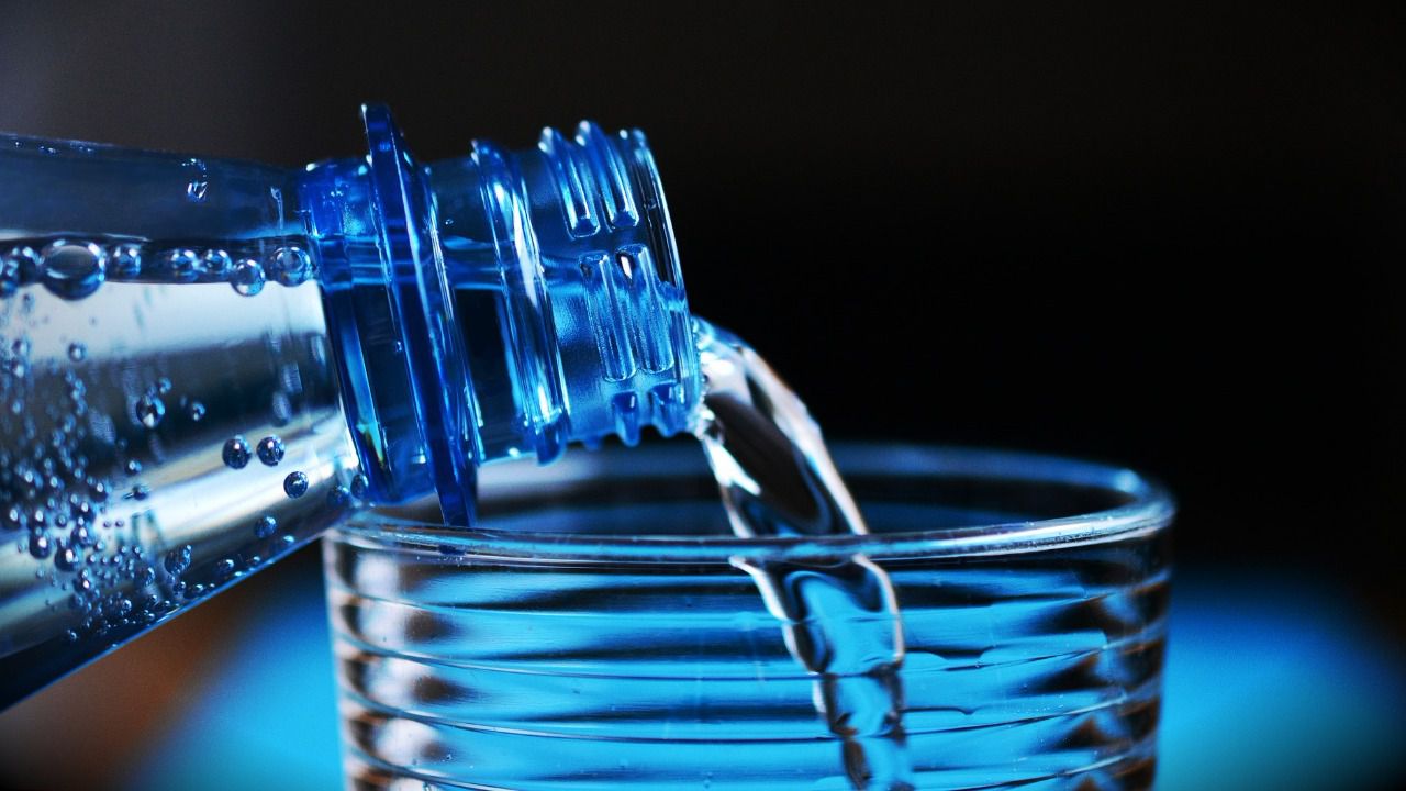 Muchos restaurantes sirven agua del grifo filtrada a precio de agua mineral