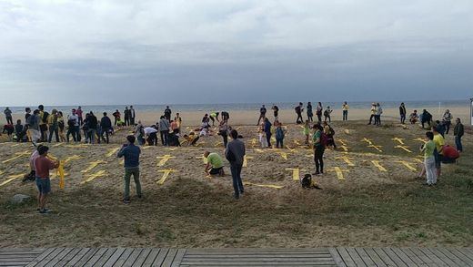 Tensión en Mataró por la colocación de cruces amarillas en la playa
