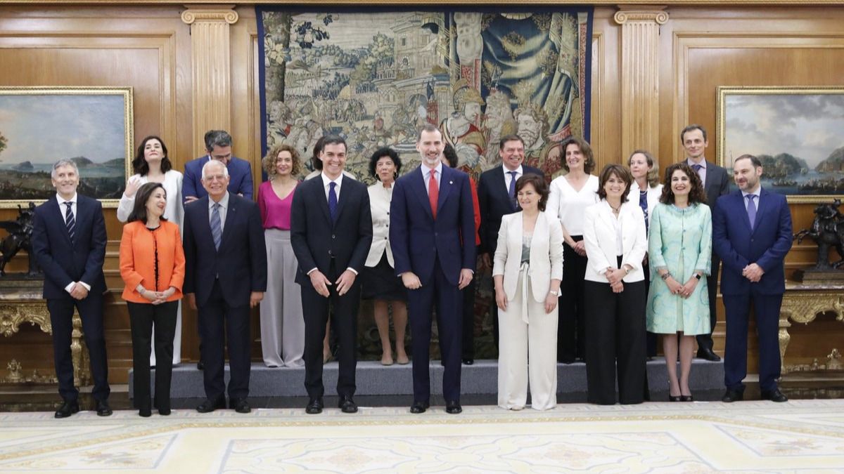 El gabinete de Sánchez promete y no jura cargos y se autodenomina "Consejo de Ministras y Ministros"