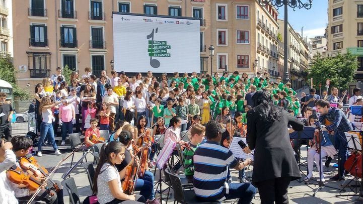 Concierto benéfico organizado por la Asociación Española Contra el Cáncer en la Plaza de Isabel II