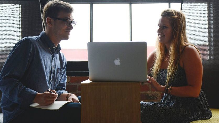 Tener una relación con un compañero de trabajo puede ser mala idea: consecuencias legales