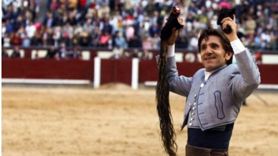 Diego Ventura da la vuelta al ruedo con las dos orejas y el polémico rabo que cortó a su segundo toro.