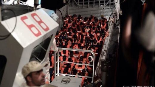 Italia deja a la deriva a más de 600 personas rescatadas por el barco humanitario 'Aquarius'