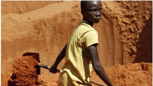 Menor de edad trabajando en las minas de coltán de República Democrática del Congo