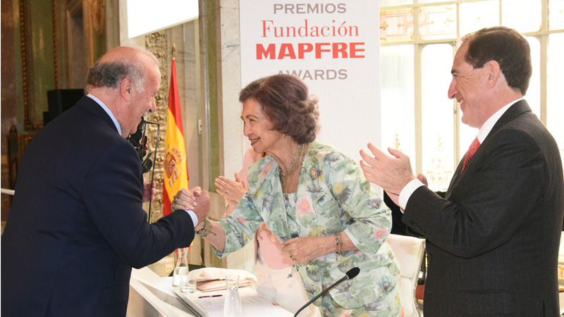 Fundación MAPFRE premia el compromiso solidario de Vicente del Bosque