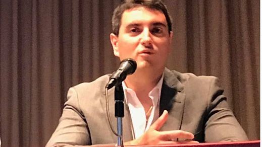 Carlos Callejas durante su disertación en la Casa de Castilla-La Mancha.