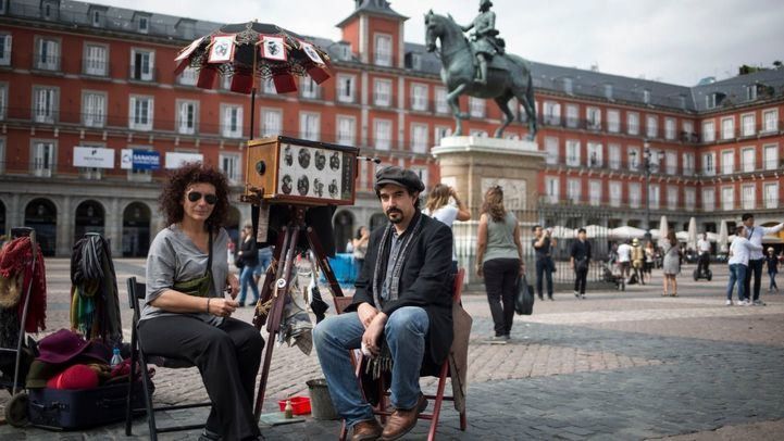 Los fotógrafos minuteros de la Plaza Mayor reclaman sus fotos 'vintage'