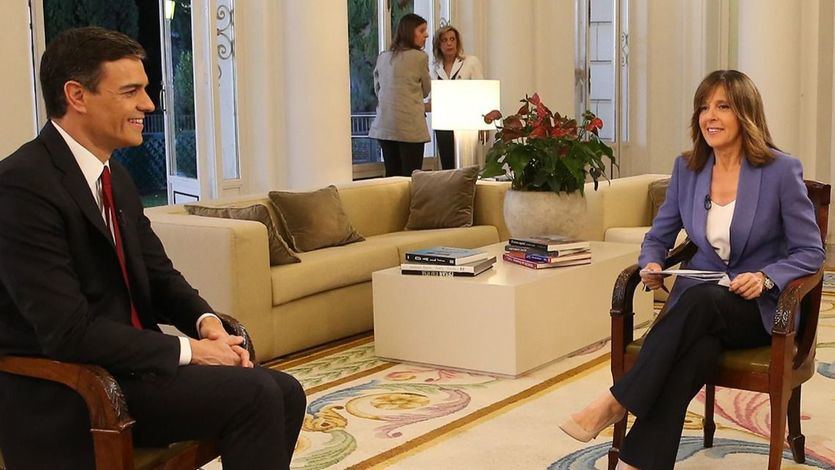 El presidente del Gobierno, Pedro Sánchez, al inicio de la entrevista concedida a RTVE en La Moncloa